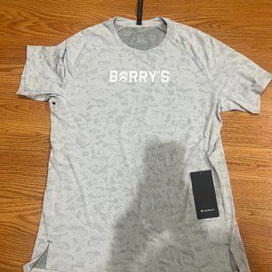 New with Tags: Lululemon x Barry's Textured Train Short Sleeve (Size XL) in Camo